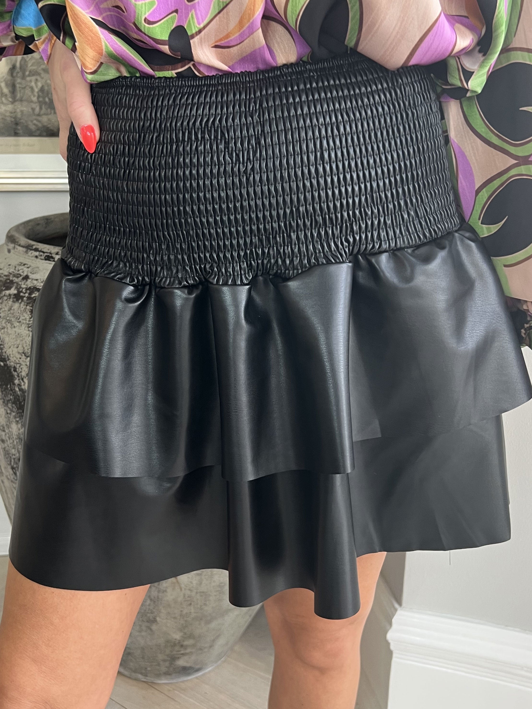 Zaza - Flæsenederdel i læderlook med elastik stykke